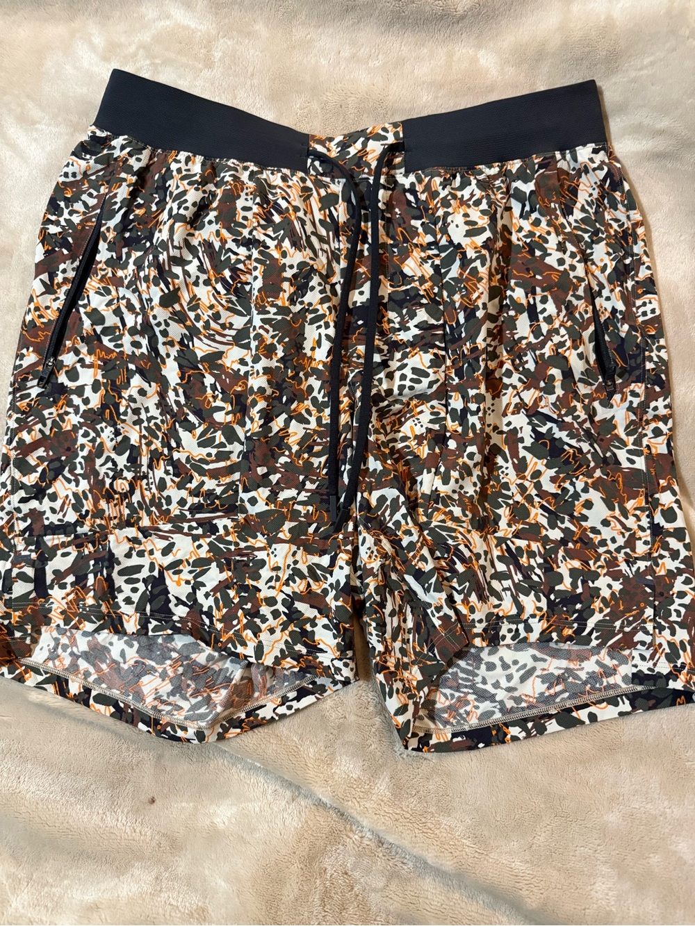 Lululemon Men's Athletic Shorts in Multi-Color Print sz L